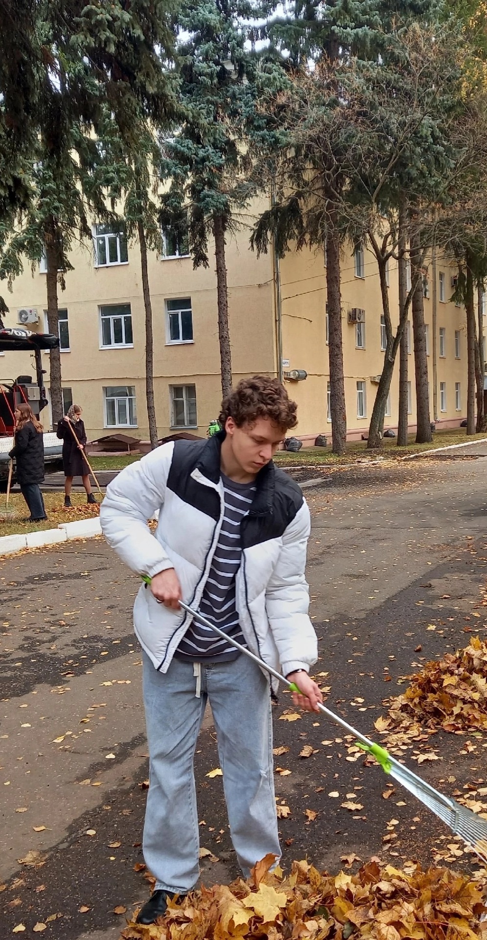 Группа 24 ФПИ1 на уборке территории